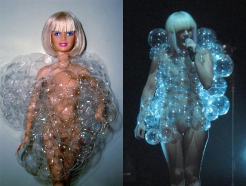 中外玩具网此前曾有相关文章《 芭比娃娃演绎lady gaga经典造型》及