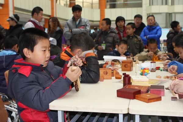 包头举行科技嘉年华 孩子体验中国传统玩具(组