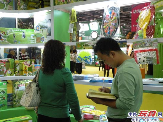 顺泰玩具市场总监鲁波涛与客户在洽谈