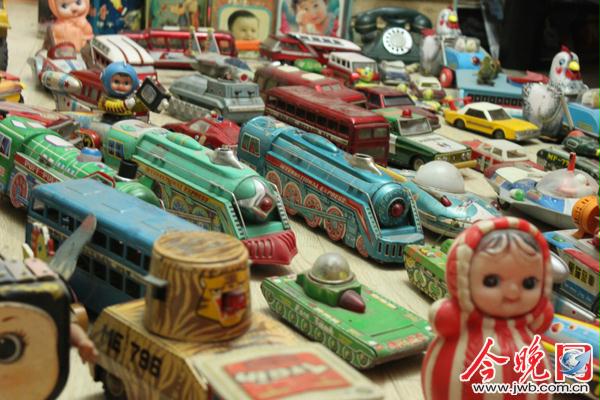 年收藏2000件玩具怀旧"80后"老玩具里寻童年