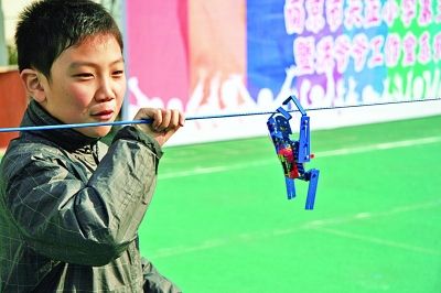 南京某小学编教材教孩子制作创意科技小玩具_