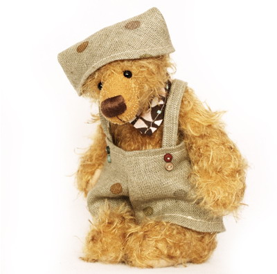 加工毛绒玩具穿背带裤的泰迪熊