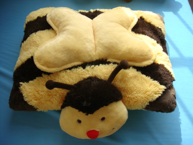 可爱蜜蜂抱枕枕头玩具