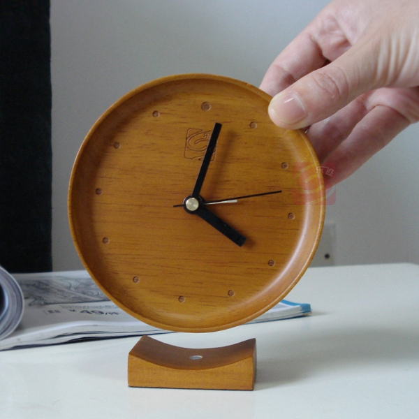 实木钟 一块木头做的闹钟 太阳静音机芯 误差小 使用寿命长