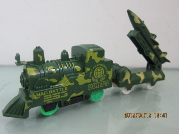 迷彩滑行军事火车拖一军事设备（飞机、雷达、坦克、导弹）