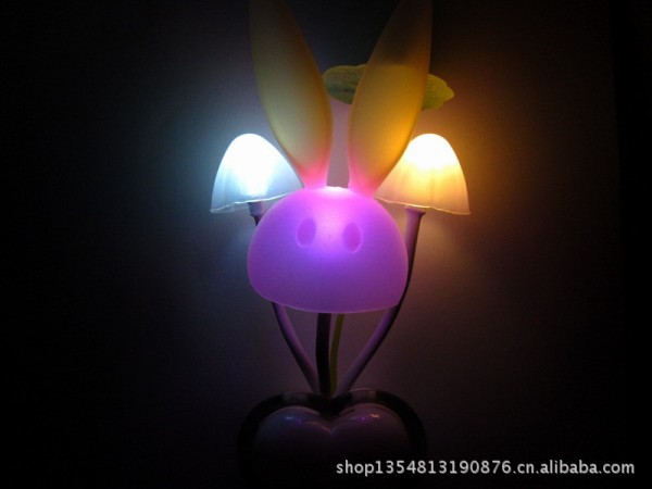 生产各种广告促销礼品光控小夜灯卡通灯七彩感应灯玩具灯