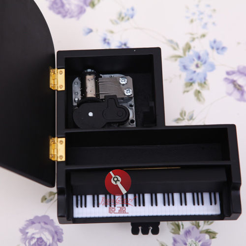 厂家直销批发 三角钢琴黑色木制音乐盒  八音盒生日工艺礼品