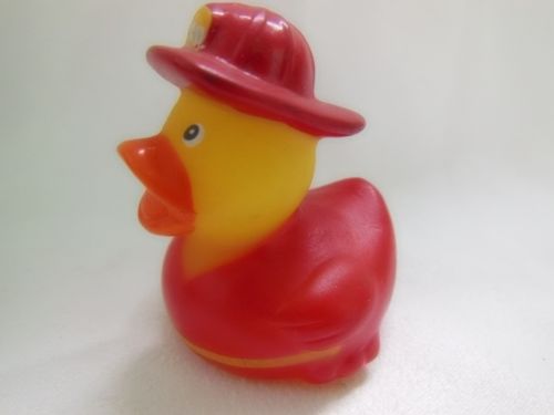 玩具厂家定制 搪胶鸭子 戏水洗澡搪胶动物玩具 喷水发声公仔