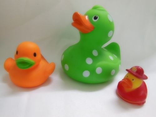玩具厂家定制 搪胶鸭子 戏水洗澡搪胶动物玩具 喷水发声公仔