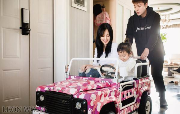 目前該公司還推出定制車型，李小璐和賈乃亮夫婦就給寶貝女兒甜馨定制了一輛粉紅色的Denny童車。