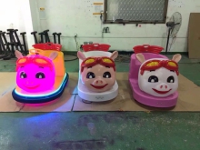 宝儿乐新型广场游乐电动玩具车 卡通猪猪侠造型发光碰碰车