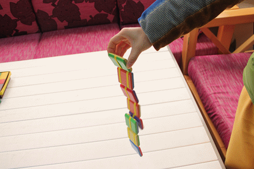 能自动翻动的益智类玩具魔术变色板