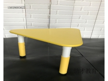 厂家直销幼儿园儿童塑料三角桌子
