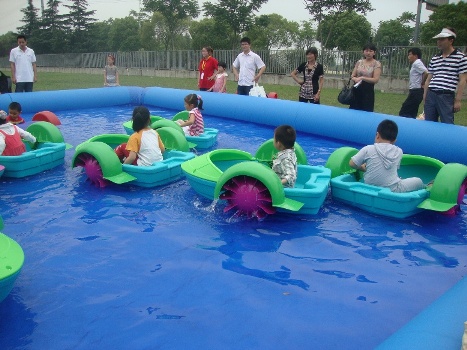 感受炎夏凉意的充气戏水池水上冲关道具出租儿童水上碰碰船租赁