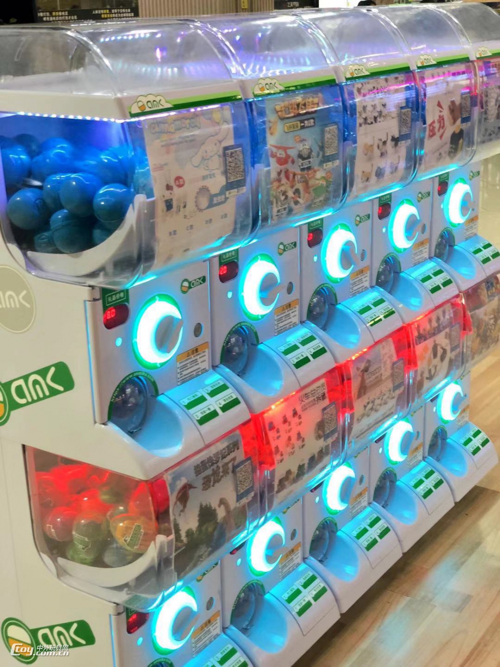 三层扭蛋机中英文版扫码支付儿童日本扭蛋机游戏机外贸出口扭蛋机