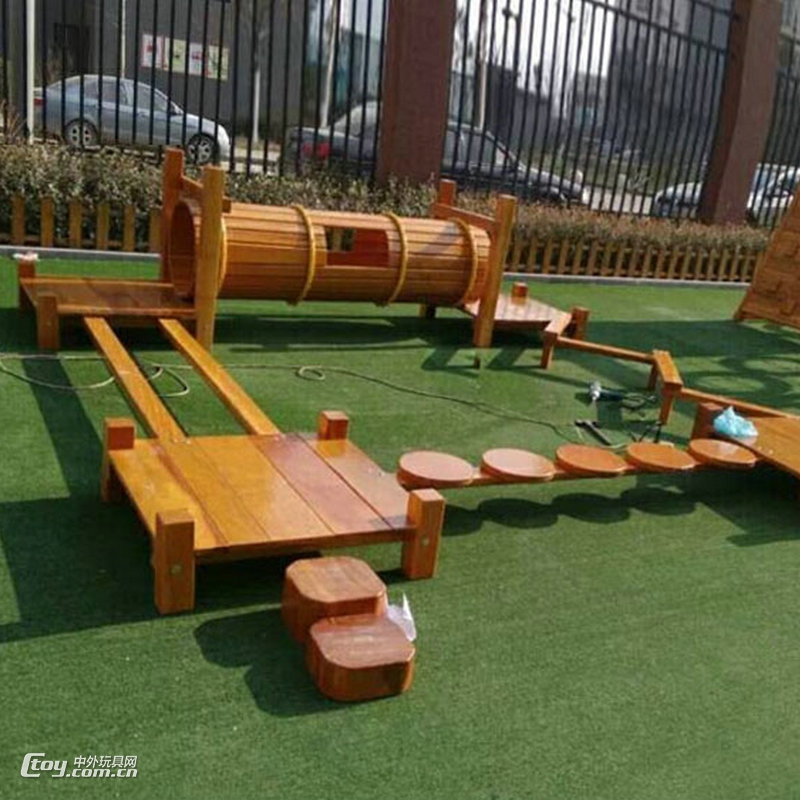广西玉林供应室外拓展游乐设备 儿童花梨木爬网攀岩墙幼教设施