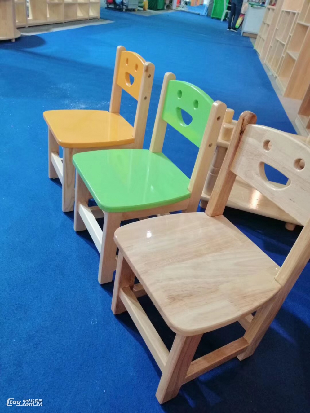 贵港厂家直销幼儿园简约风松木半圆桌组合课桌椅配套幼教家具