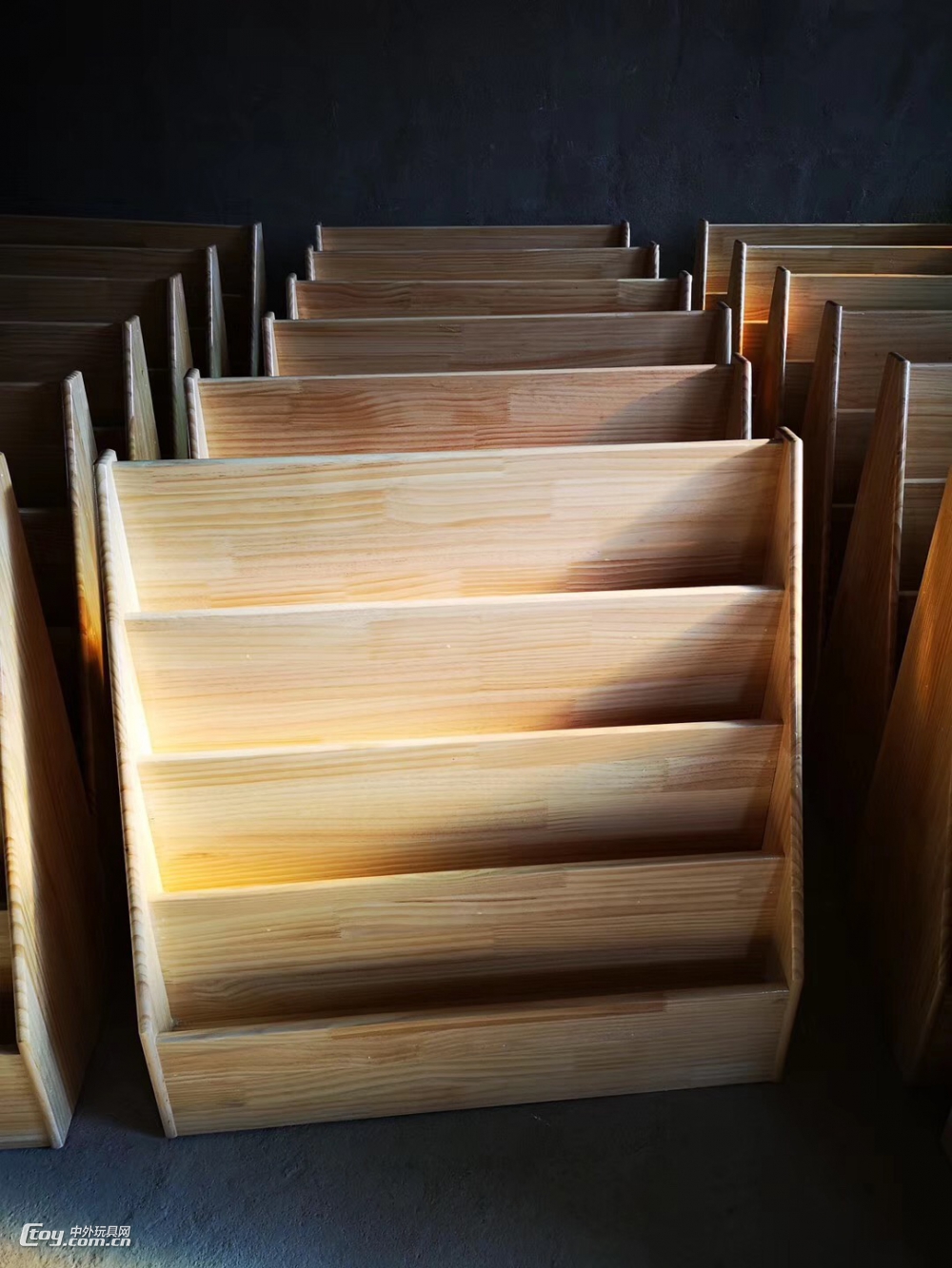 柳州供应儿童培训中心木制收纳柜 多格幼儿园书包组合柜配套家具