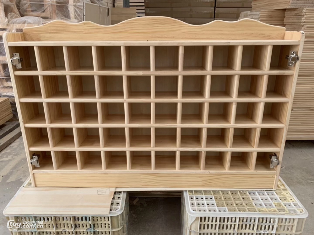 厂家直销广西幼儿园橡胶木组合柜 书包柜 玩具柜配套设备