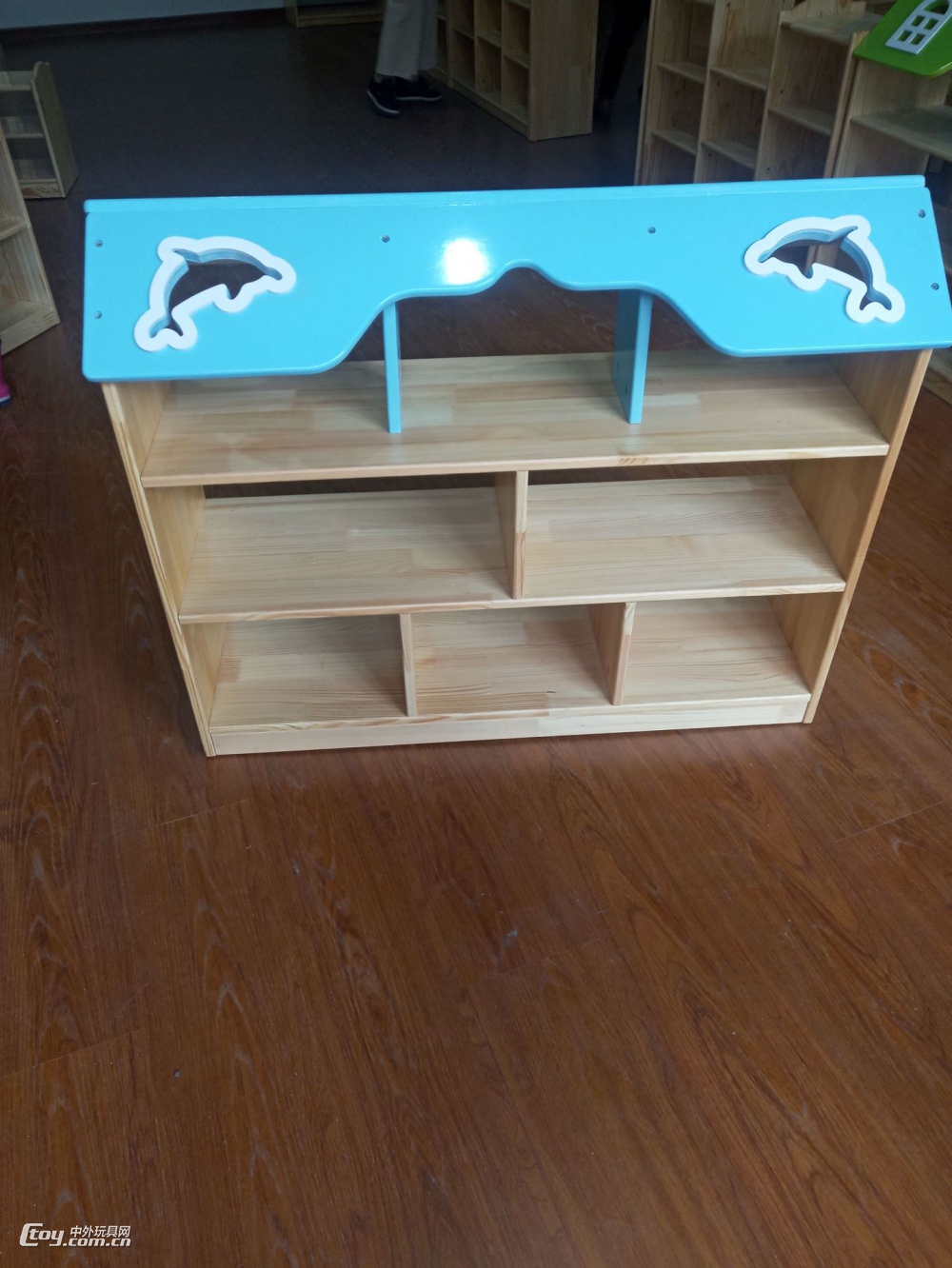 贵港供应幼儿园室内实木三层书包柜玩具柜幼教设备