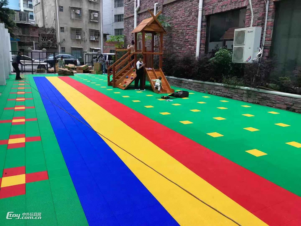 批发生产南宁幼儿园室外防滑耐磨拼接悬浮地板