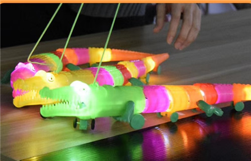 电动灯光音乐牵绳鳄鱼生产