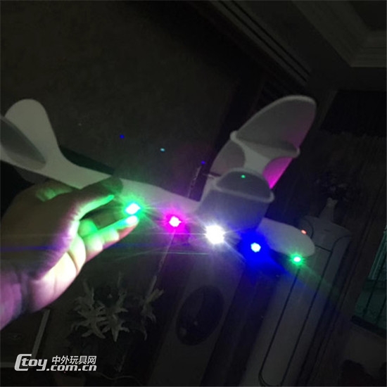 儿童玩具电动飞机耐摔USB充电飞行带彩灯