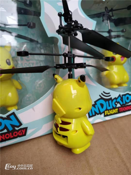 很流行的玩具感应飞行器，送小朋友的小礼物