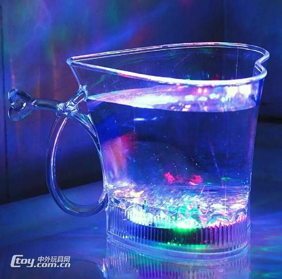 亚克力发光水杯魔术七彩变色闪光杯遇水倒水感应就会亮的神奇杯子