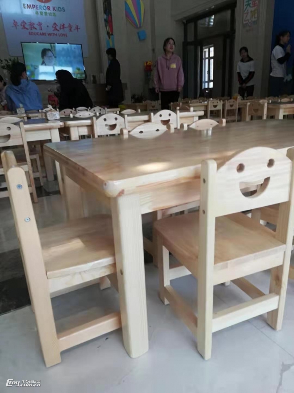 幼儿园实木桌椅/儿童橡木桌/幼儿园笑脸椅/实木桌椅厂家