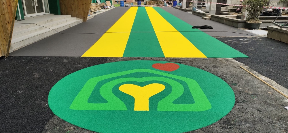 2022新款操场学校小区耐磨橡胶彩色颗粒地垫 运动减震跑道