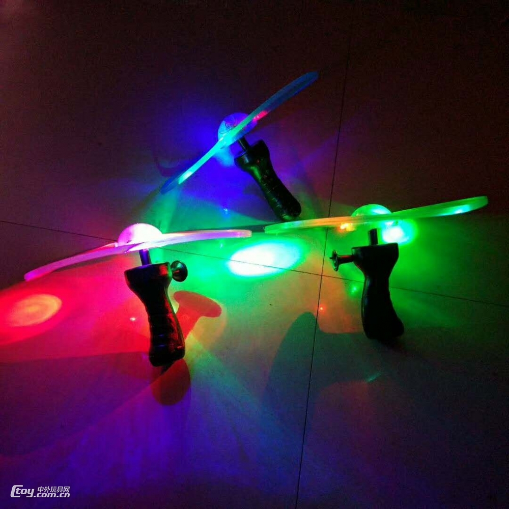 儿童玩具LED拉线飞碟男女孩七彩闪光飞盘玩具发光户外UFO