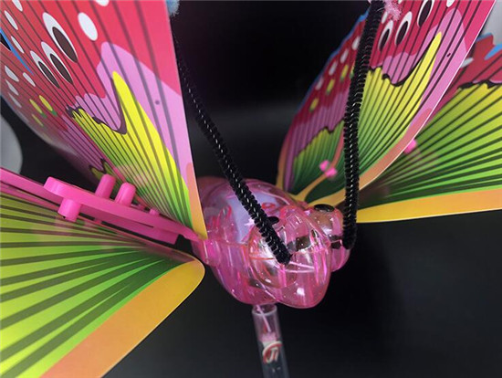 电动蝴蝶玩具音乐发光电动扇动翅膀一手货源