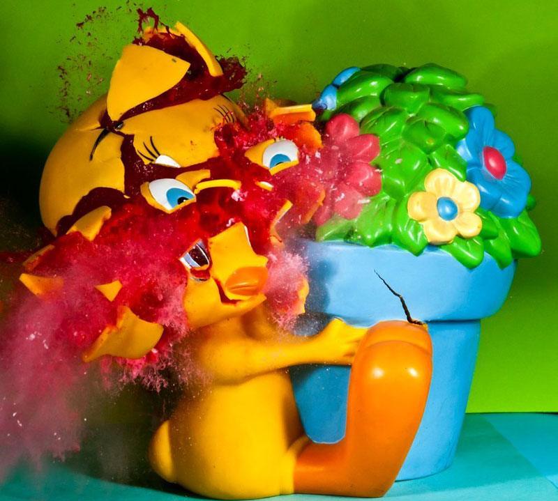 圣诞玩具遭遇"魔爪":艺术家拍摄经典玩具爆裂瞬间