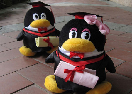 qq大学士毕业纪念版公仔上市